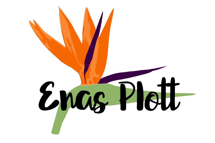 Schriftzug Enas Plott vor der Blüte einer Strelizie